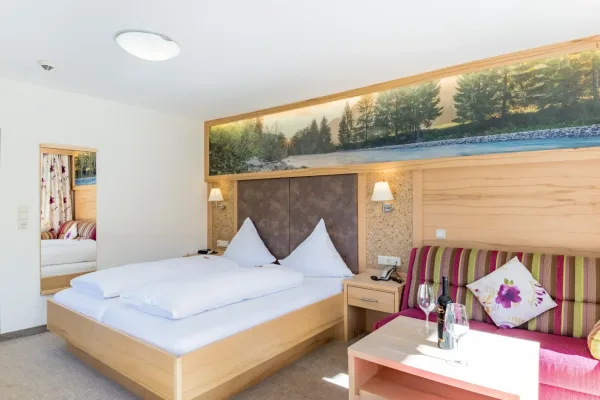 Landhaus Deluxe Zimmer - Doppelbett mit Couch