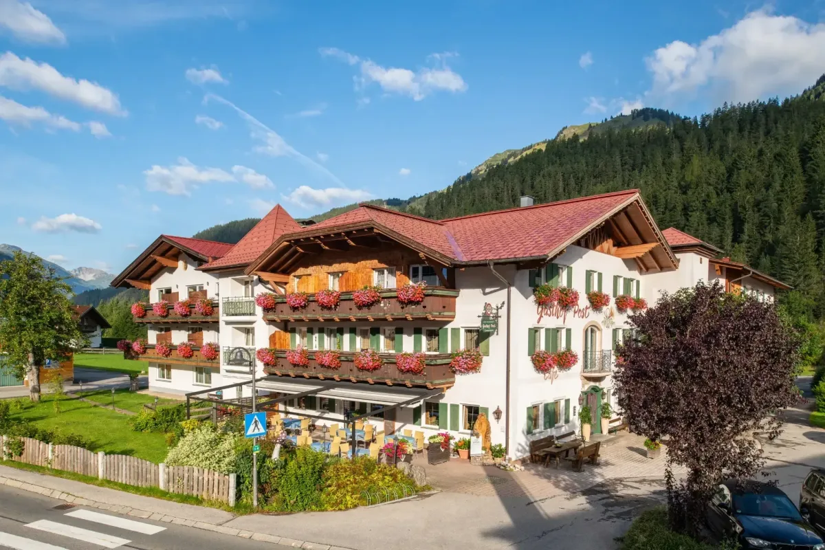 Außenansicht mit Blick Richtung Jöchelspitze