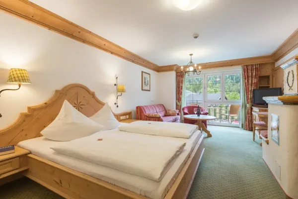 Turm Suite - Blick auf das Bett und Baklon