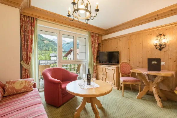 Turm Suite - Blick von der Couch ins Freie und TV