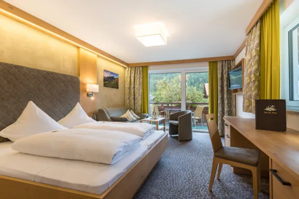 Superior Zimmer Bick auf das Bett und Schreibtisch