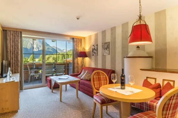 Familien Junior Suite - Couch, Sitzbereich und Kachelofen