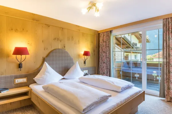 Familien Junior Suite - Blick auf das Bett und ins Freie