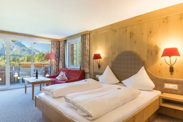 Junior Suite - Schlafzimmer mit Blick auf die Berge